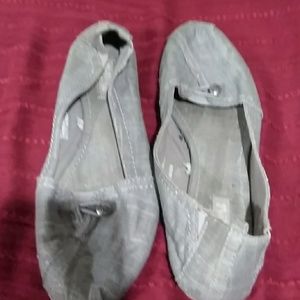 Tom's shimmering gray shoe